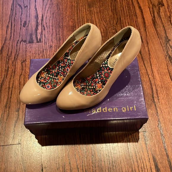 Steve Madden Shoes - EUC Nude Steve Madden Madden Girl Pumps, Size 7